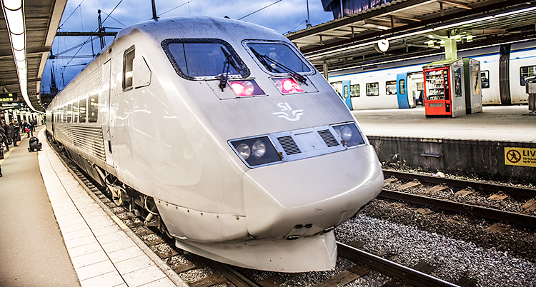 Ett tåg som står stilla på en station.