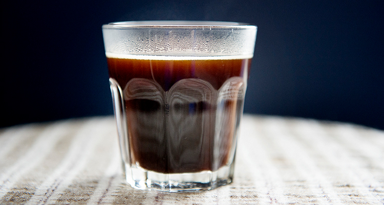 Ett glas med kaffe.