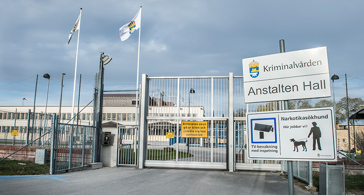 Fängelset syns bakom grindar och staket.
