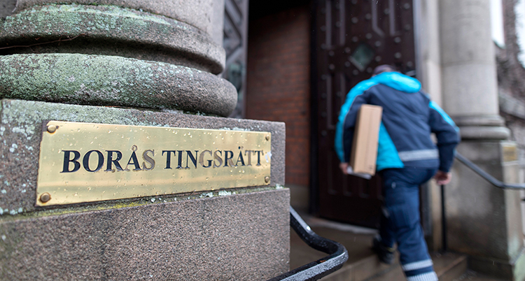 En skylt där det står Borås tingsrätt utanför ingången till tingsrätten.