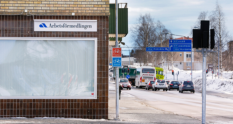 FAsaden på ett kontor, med fönstrena förtäckta.