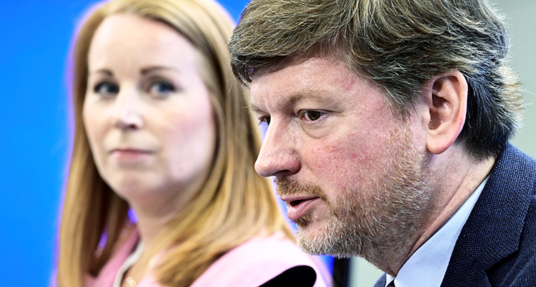 Annie Lööf tittar på Martin Ådahl.