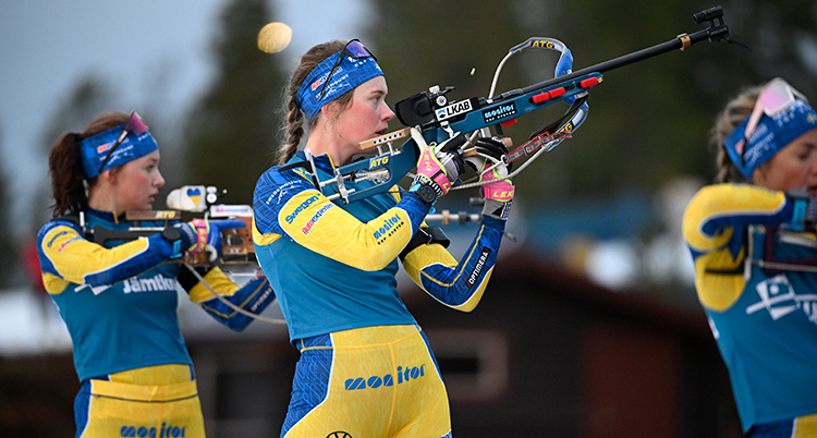 Elvira Öberg siktar med sitt vapen.