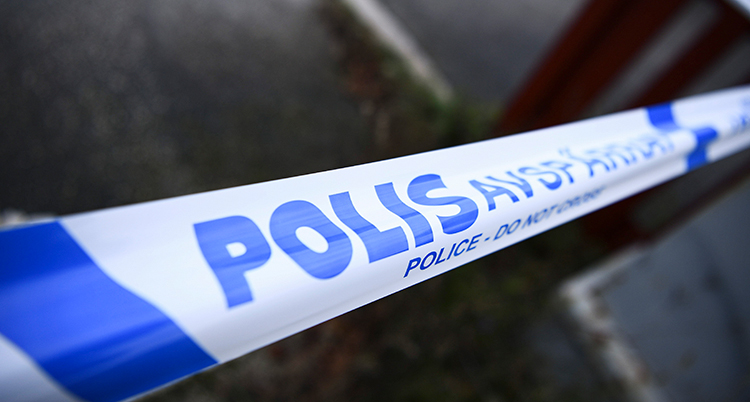Ett plastband med ordet polis på spärrar av en plats.