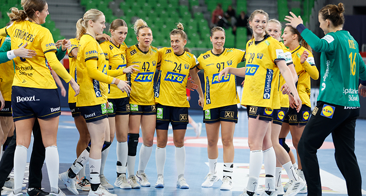 Spelarna står i gulblå sportkläder på planen. De står i en stor grupp.