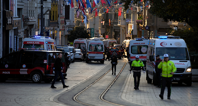 en gata med ambulanser och räddningsarbetare.