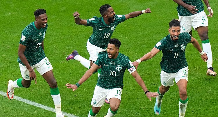 Spelarna i Saudiarabien jublar.