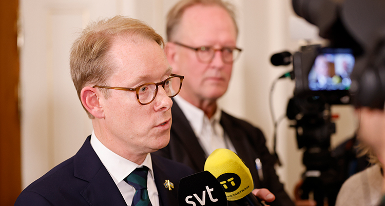 Han blir intervjuad av journalister.