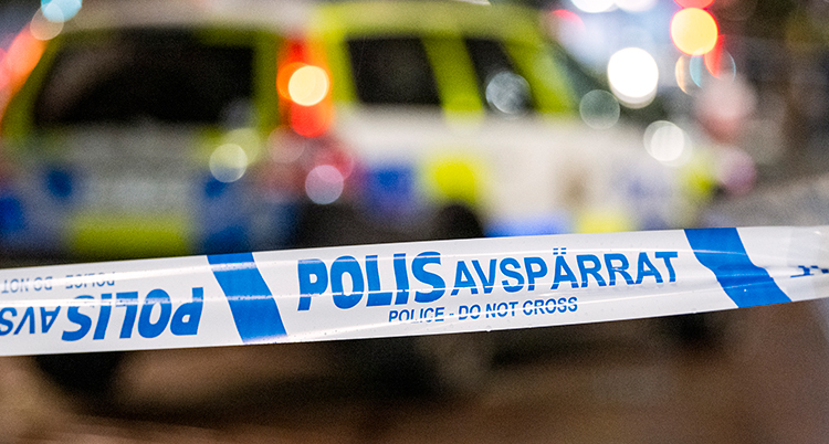 Ett band där det står Polis avspärrat.