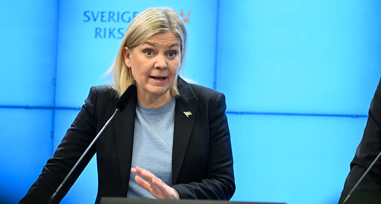 Hon pratar i en mikrofon.