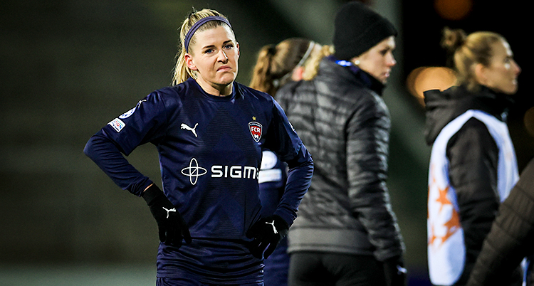 Hon ser ledsen ut efter matchen.