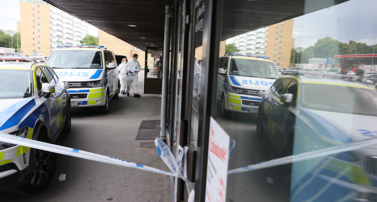 Flera polisbilar står utanför frisörsalongen.