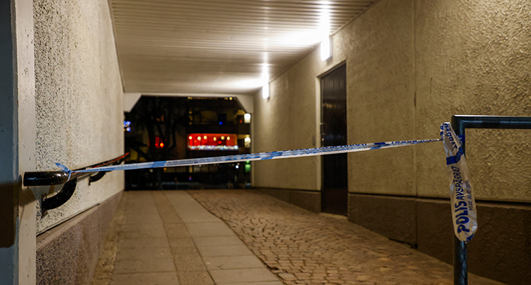 Ett polisband har spärrat av en väg.