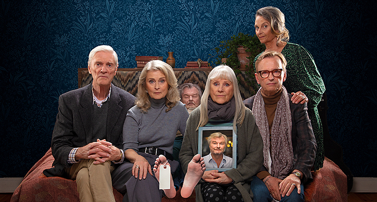 De sitter i en säng.
