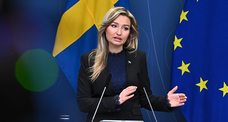 Ebba Busch på mötet med journalister.