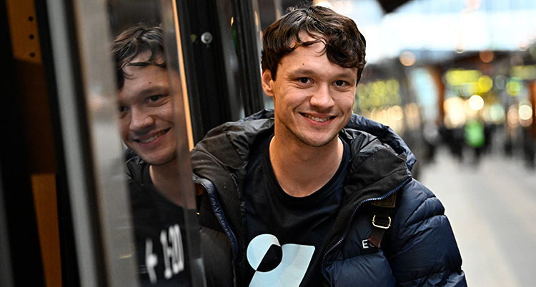 Han ler och tittar in i kameran.