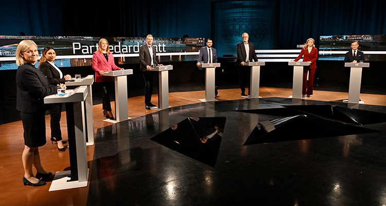 partiledarna under sändningen. De är uppradade i en halvcirkel bakom varsitt litet bord.
