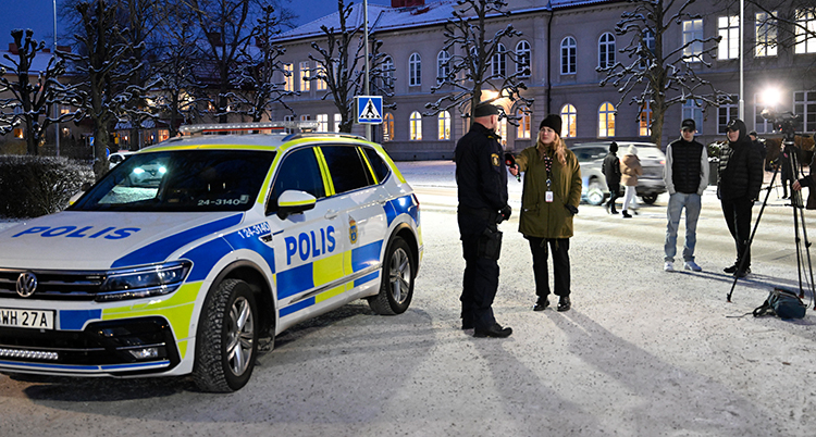 Poliser utanför en polisbl.