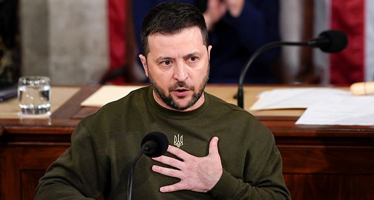 Zelenskyj i talarstolen håller en hand mot hjärtat.