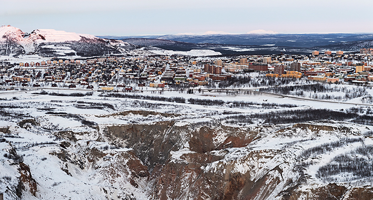 En bild som visar staden Kiruna, på långt håll.