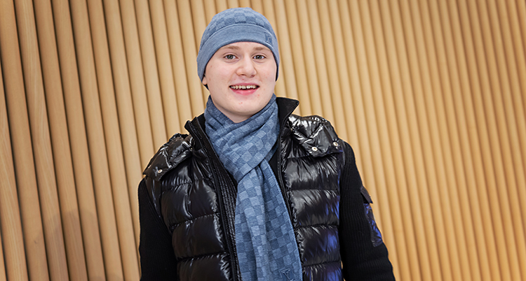 Han ler och tittar in i kameran.