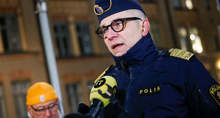 Anders Thornberg pratar med pressen utomhus.