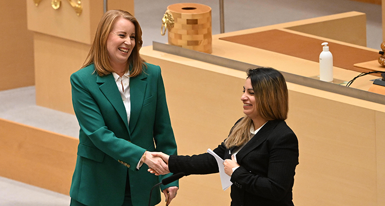 Lööf och Dadgostar skakar hand.
