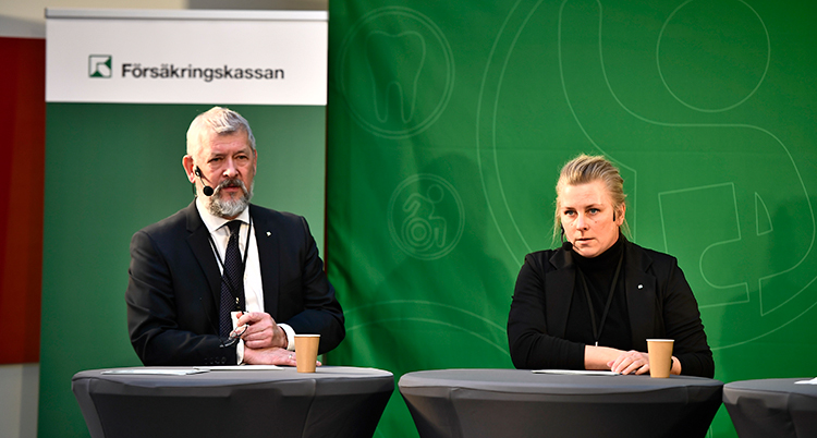Två personer pratar.