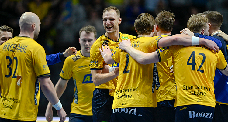 Flera spelare i gula tröjor kramar om varandra
