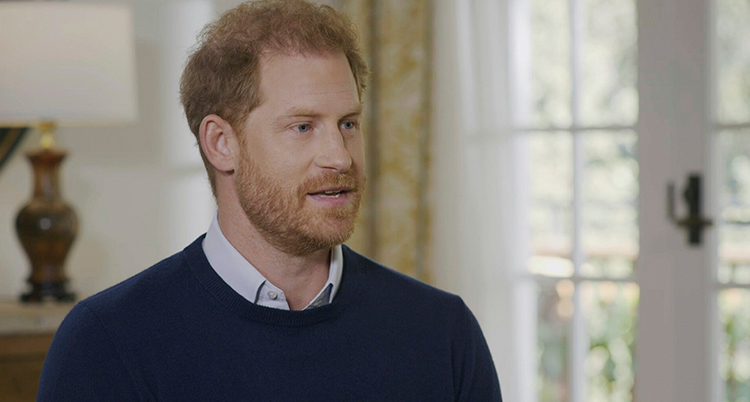 Prins Harry pratar med någon i en intervju på tv.