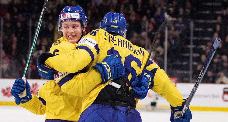 Två spelare kramar om varandra.