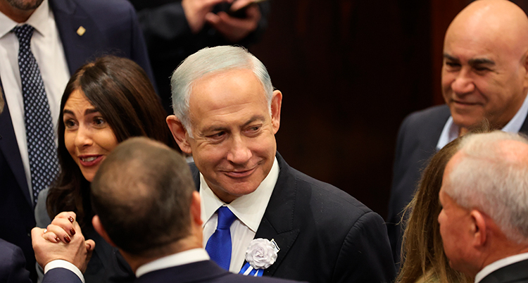 Netanyahu ler omgiven av politiker.
