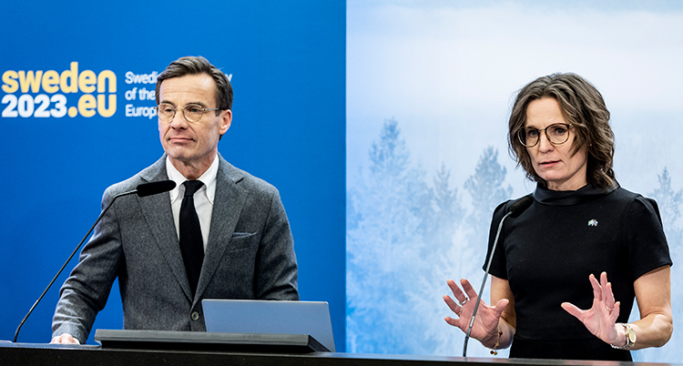 De två ministrarna bredvid varandra.