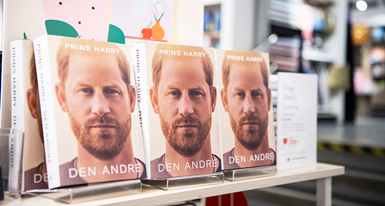 Flera av Harrys bok uppställda på rad.