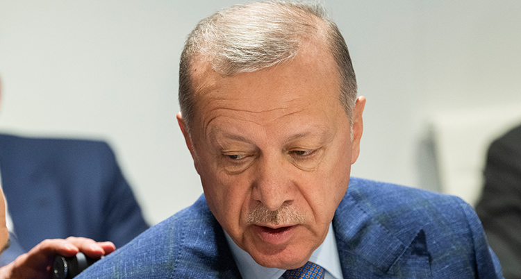 Turkiets ledares ansikte. Han tittar ner.