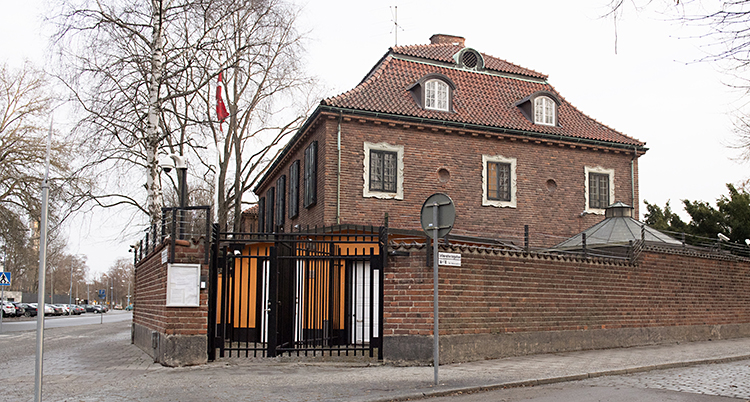 Ett stort hus byggt av tegel.