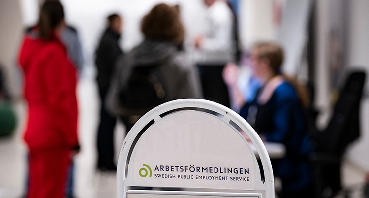 Människor på ett av Arbetsförmedlingens kontor.