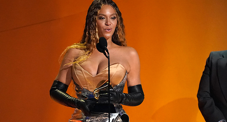 Beyonce tackar publiken efter att ha fått en Grammy.
