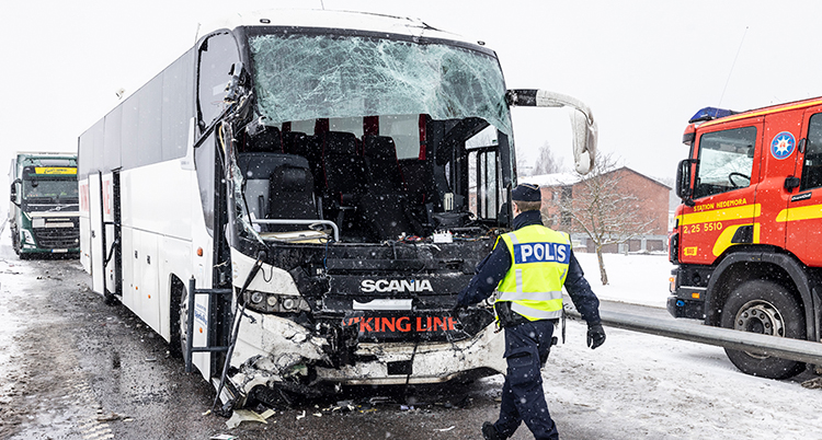 Ena hörnet på bussen är skadat.