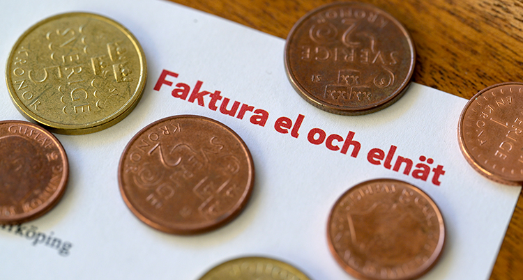 En räkning. På den ligger flera mynt.