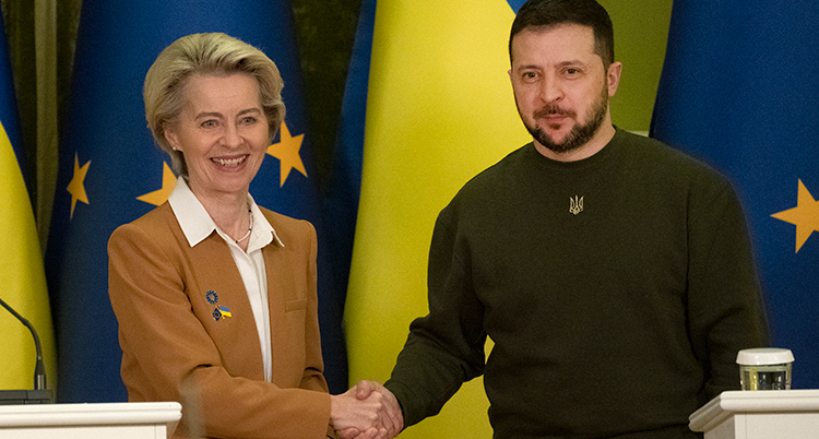 von der Leyen och Zelenskyj skakar hand.