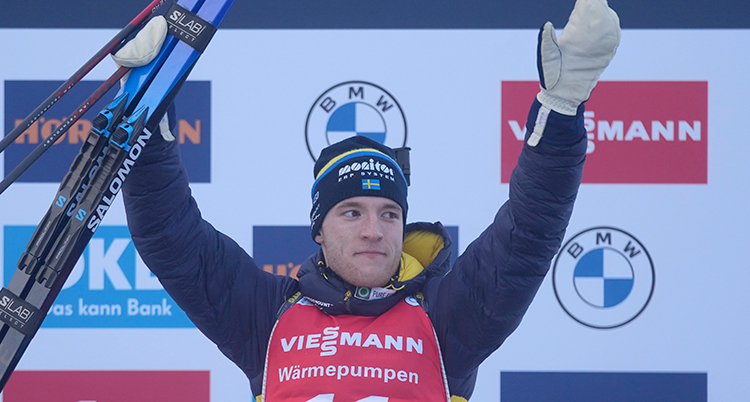 Samuelsson sträcker upp armarna.