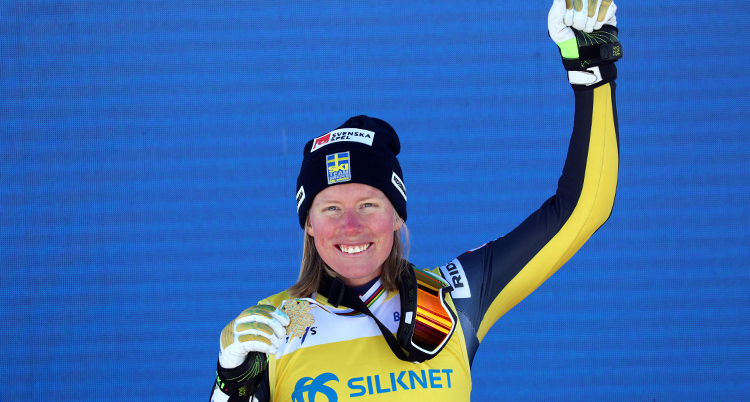 Näslund håller upp sin medalj.