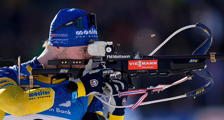Samuelsson siktar med geväret.