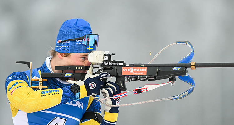 Samuelsson skjuter.