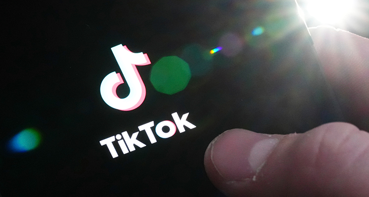 En nära bild på en mobil. Det står Tiktok i vitt.