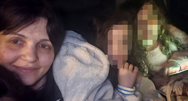 En kvinna tar en selfie bredvid två barn. Barnens ansikten är blurrade.