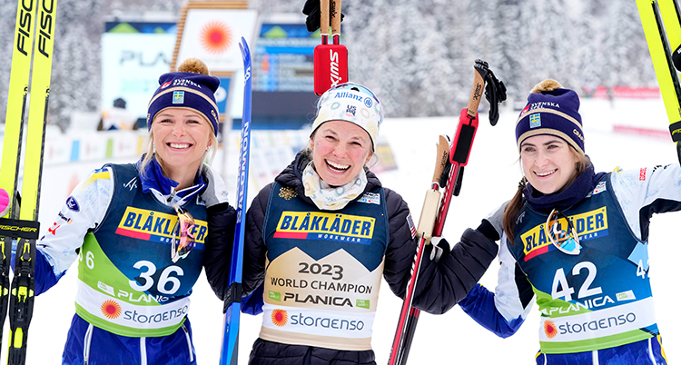 De tre vinnarna håller om varandra.