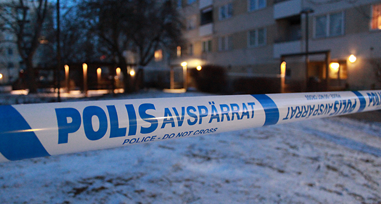 Poliserna har spärrat av utanför ett hus med lägenheter.