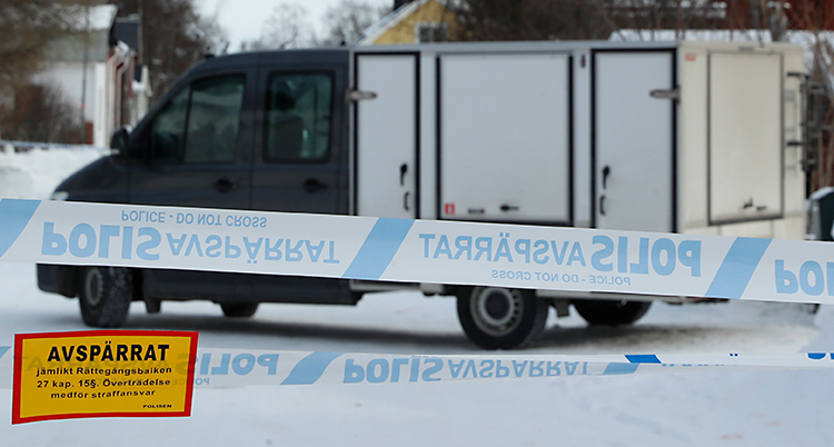 Poliserna har spärrat av på en gata.